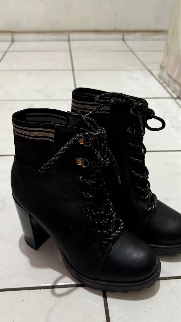 Bota moleca com salto é cadarço  - Foto 2
