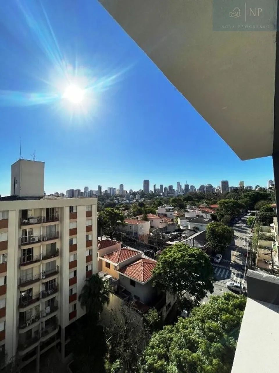 APARTAMENTO ENSOLARADO, COM SACADA, VISTA, VENTILAÇÃO E MUITO SOL