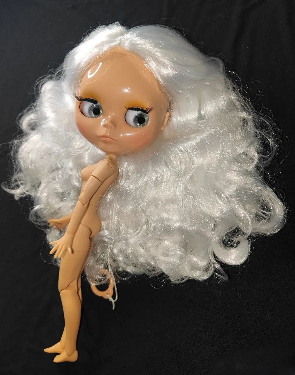 Boneca Blythe Tan Com Cabelos Brancos, Vestido e Sapatinho de Brinde  - Foto 5