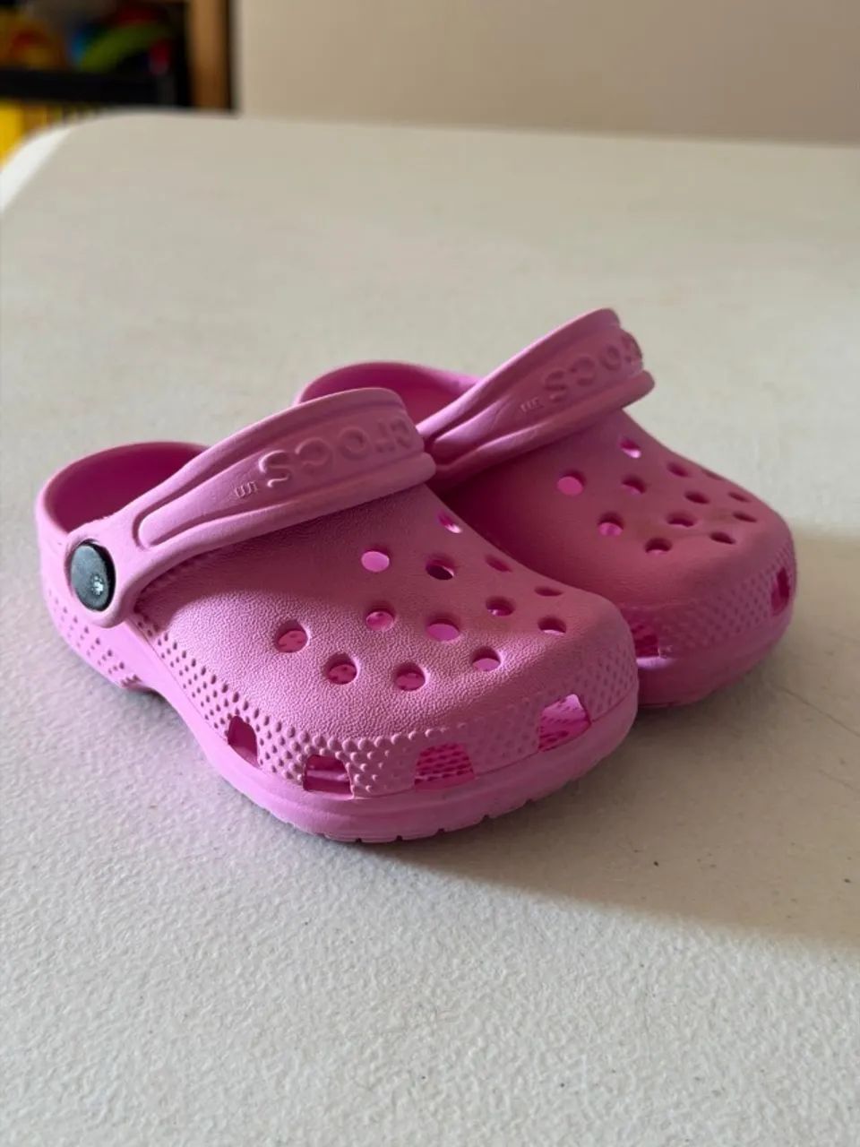 Crocs rosa infantil 
