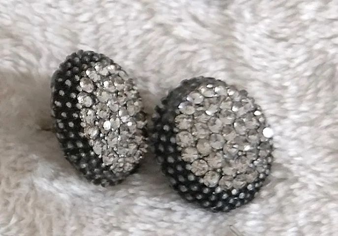 Brinco Botão Redondo Cravejado com Strass - Foto 2