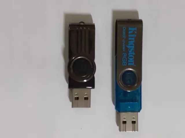 Pen drives 8 GB e 16 GB vazios e usados