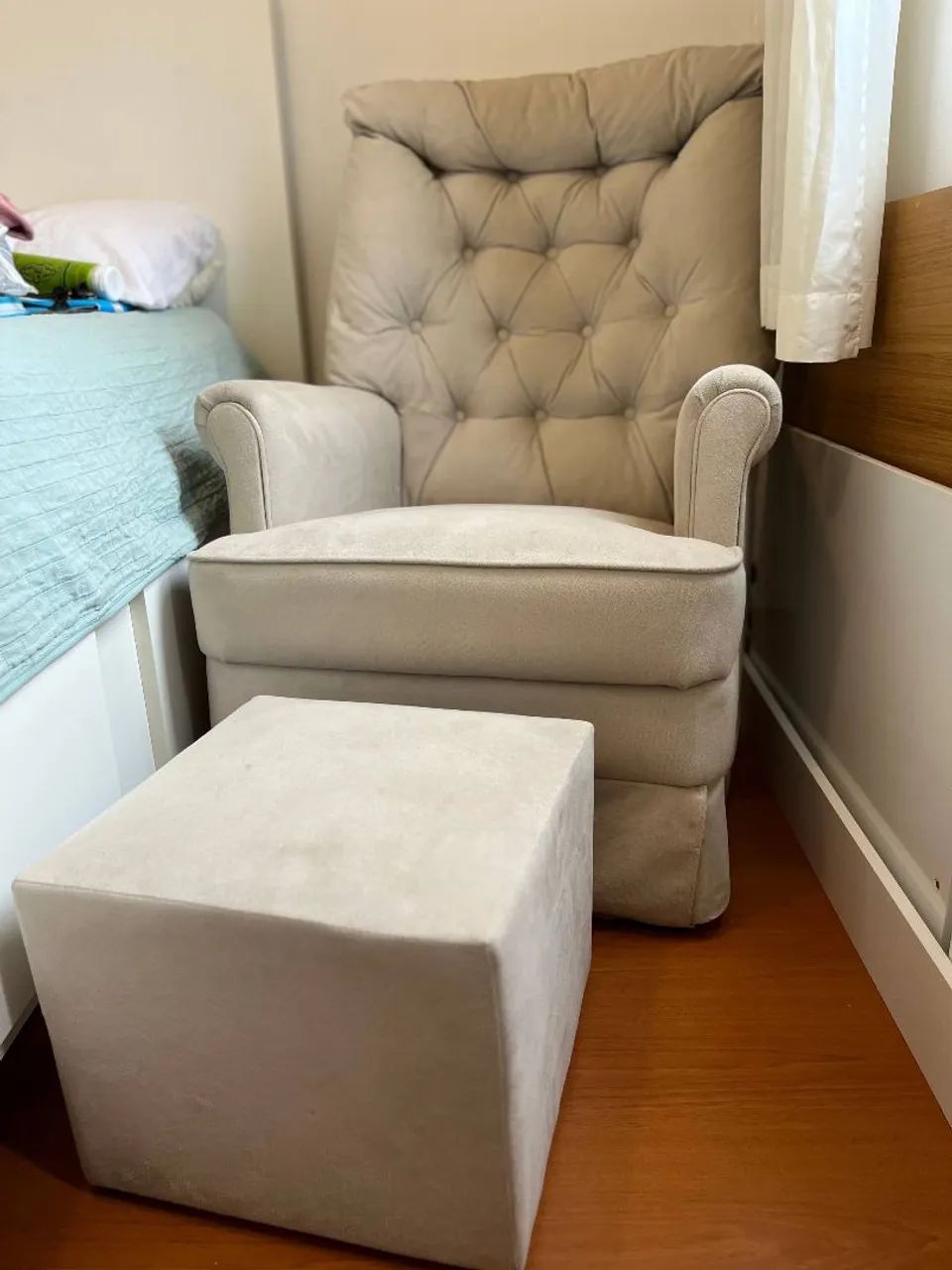 Poltrona de Amamentação Berger com Puff - Suede Bege - Excelente Estado - Foto 4