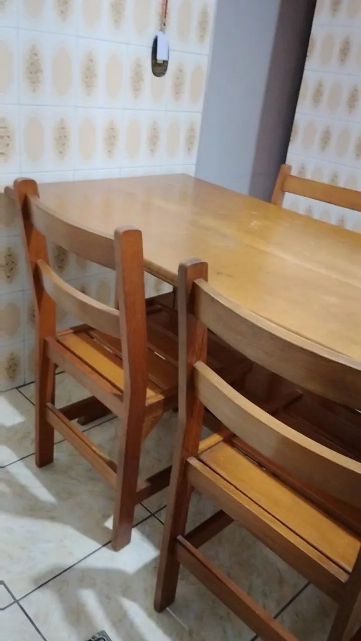 Vendo mesa de madeira com 4 cadeiras - Foto 4
