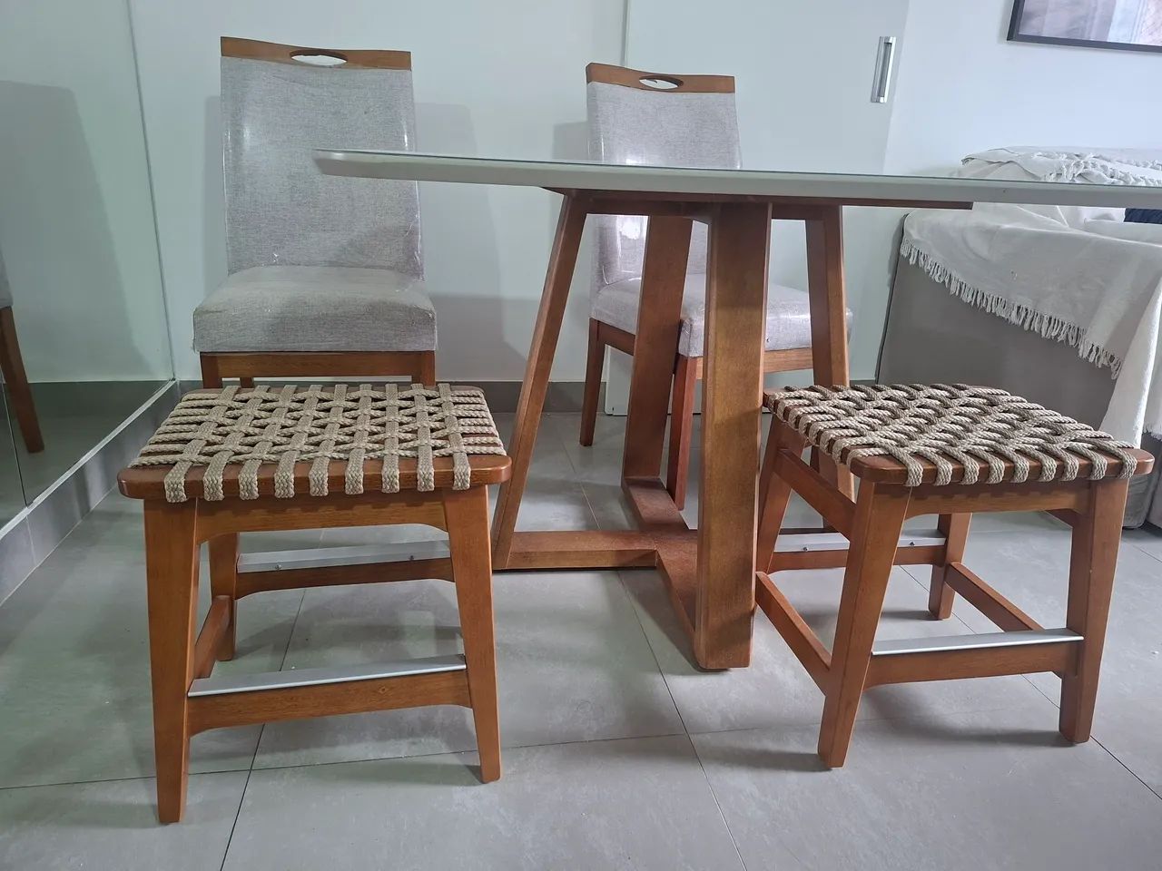 Mesa com 2 cadeiras e 2 bancos - Foto 5