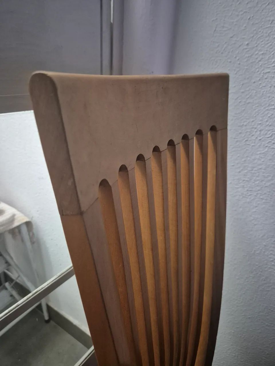 Mesa de vidro reforçado com cadeiras de madeira - Foto 2