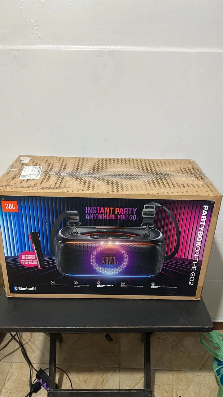 Caixa JBL Party Box On The Go 2 com Microfone 