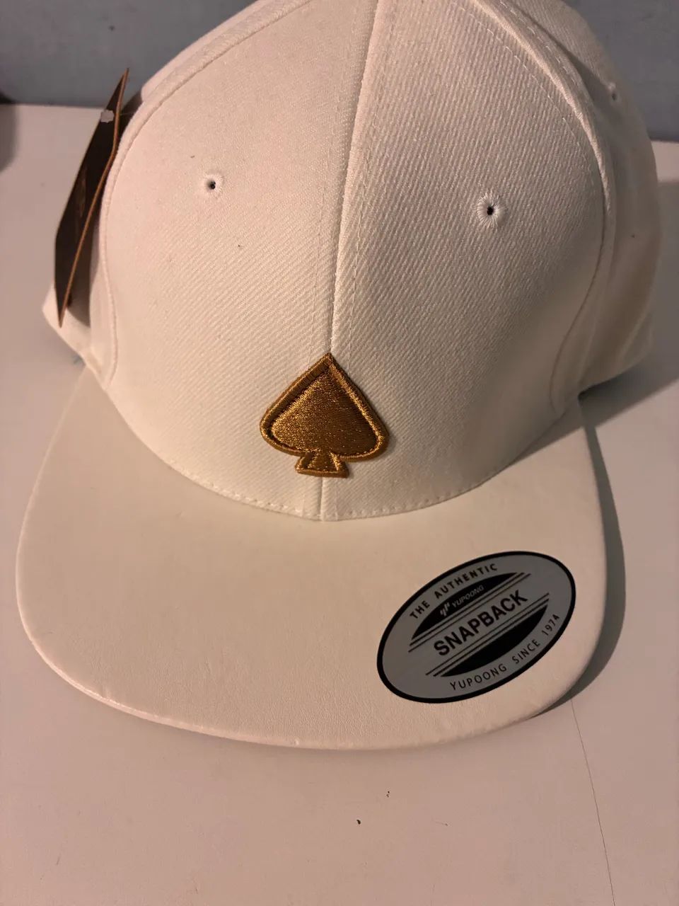 Boné aba reta Golden core original lacrado - Acessórios - Santa