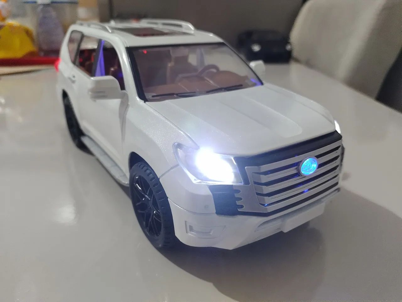 Toyota Land Cruise 1/18, 27cm, com som e luzes! 