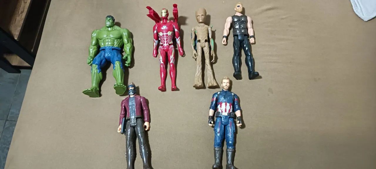 Bonecos Vingadores + 2 caixas de voz que os permitem falar