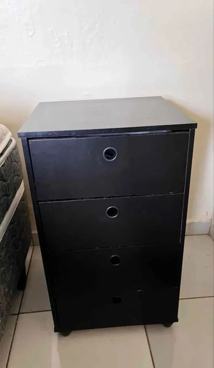 Mesa de cabeceira/ criado mudo  