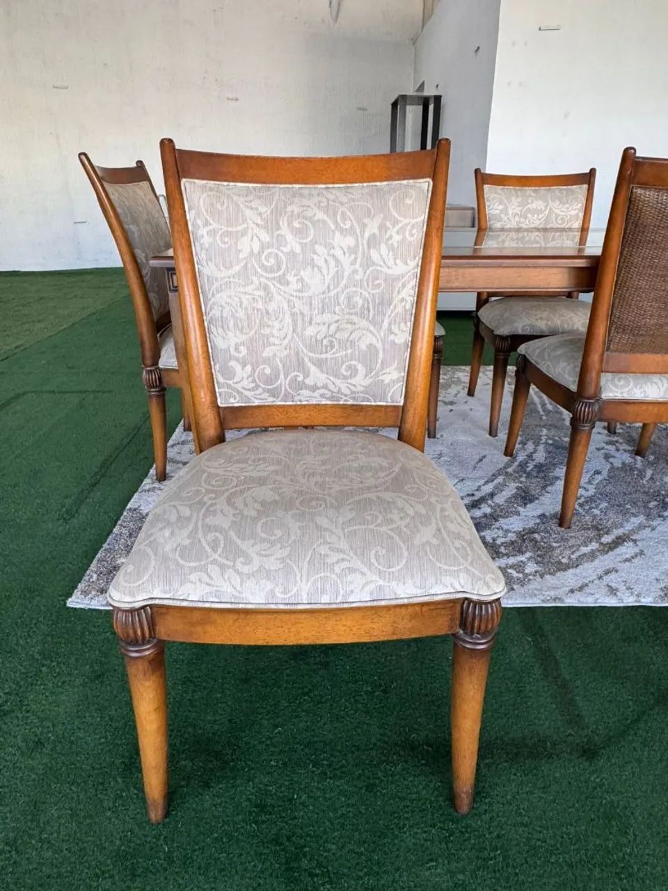 Mesa de Madeira com Vidro Bisotê 6 cadeiras - Foto 5