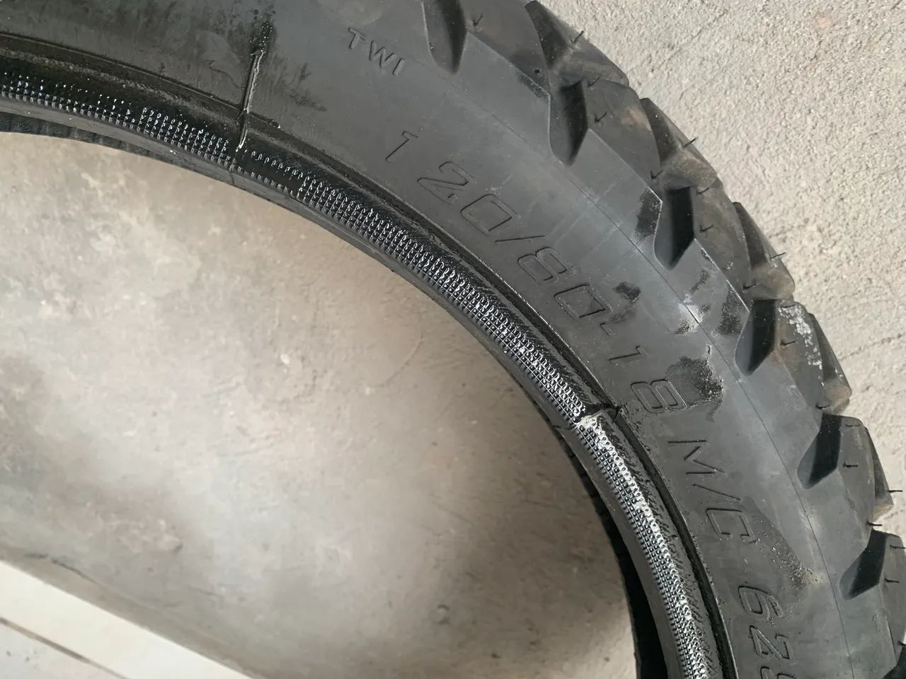 Vende-se Pneu de XR em estado ótimo. Valor - 200 Tamanho - roda 18 Chama no Pv! - Foto 3