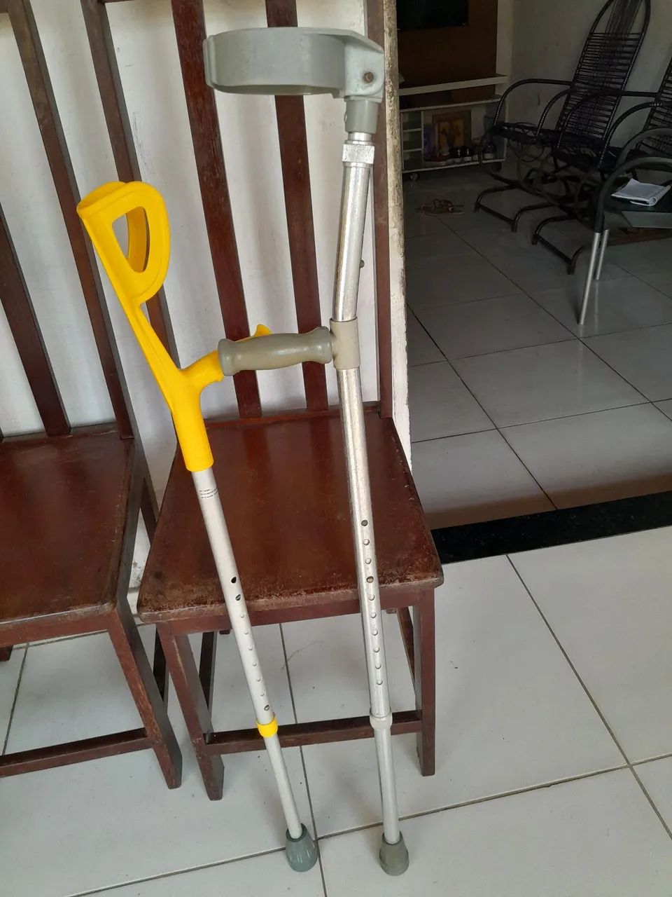 2 A Muletas Usadas Bem Conservadas - Foto 3