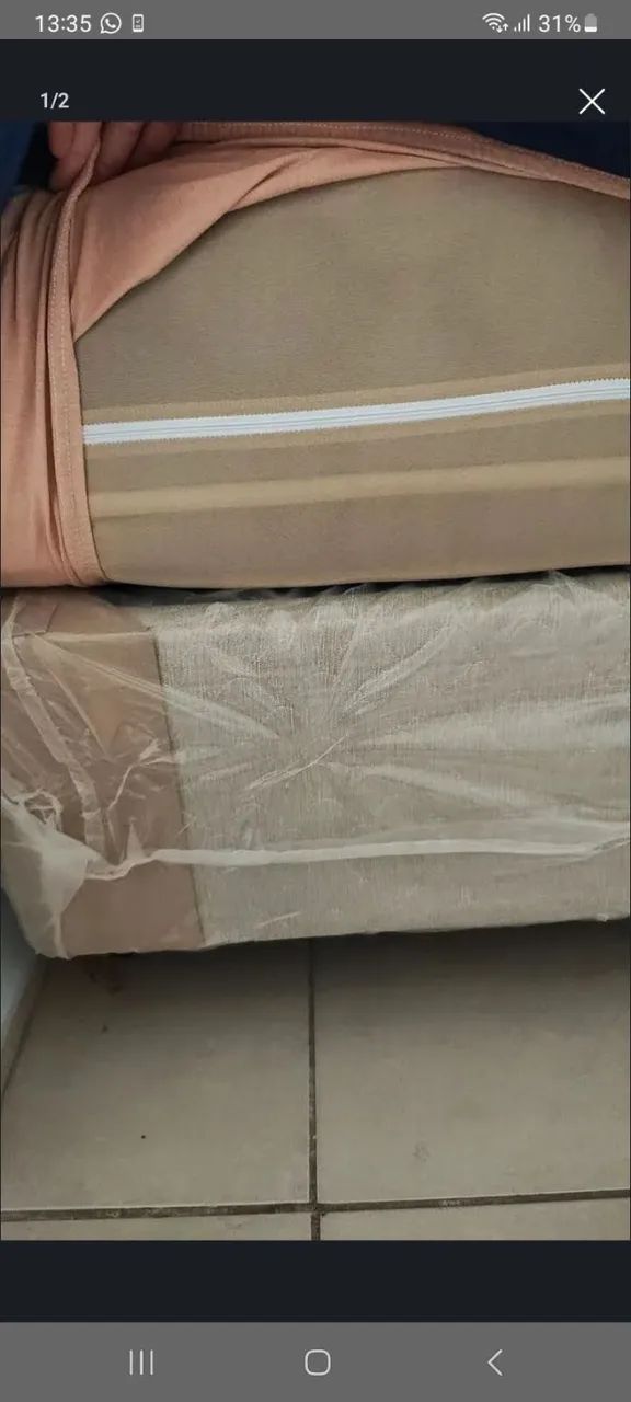 Colchão de casal com capa.