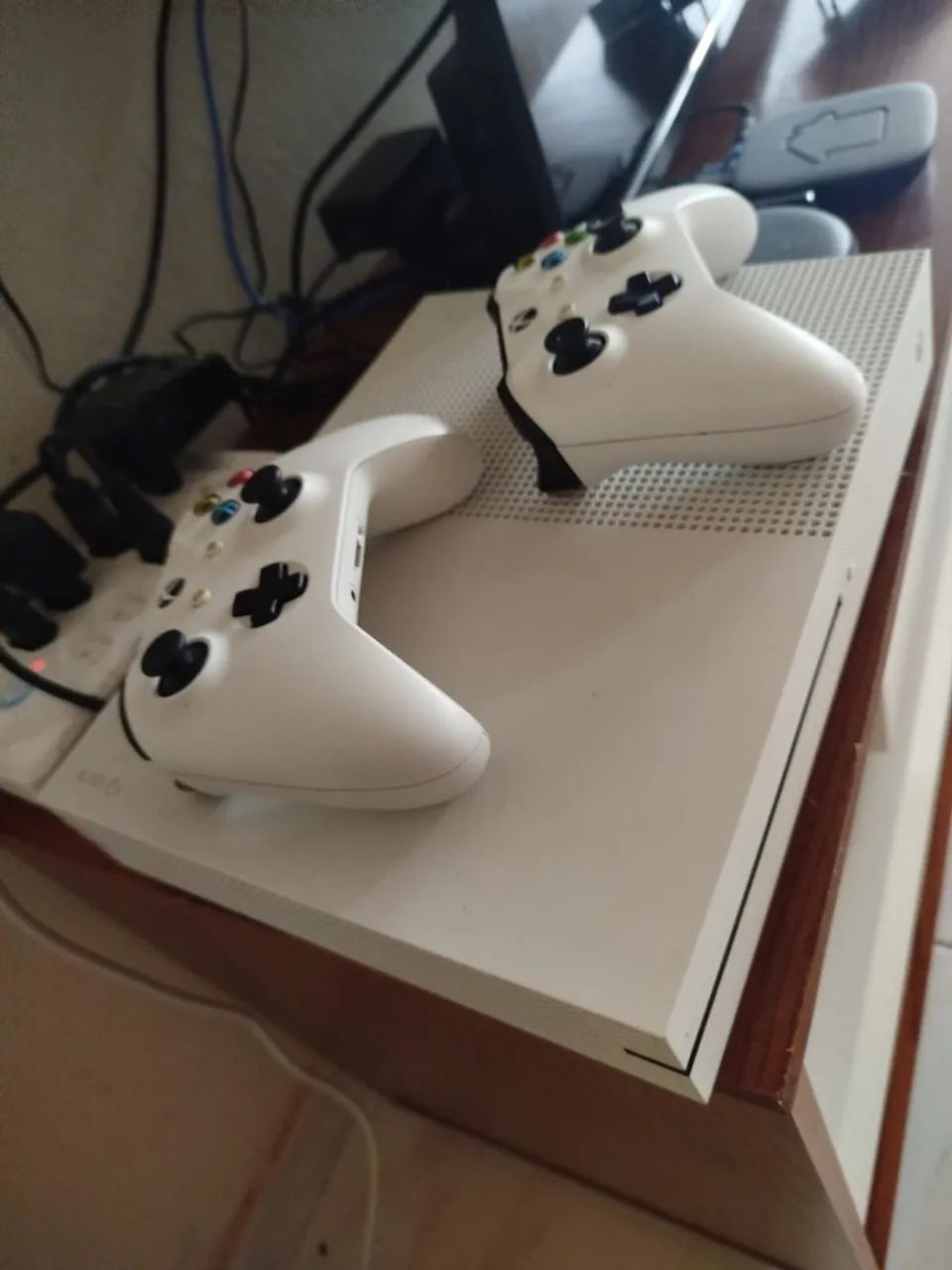 Xbox one S conservado, com dois controles.  - Foto 3