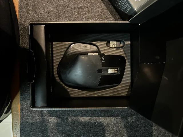 Logitech MX Master 3 com caixa, dongle e cabo USB-C
