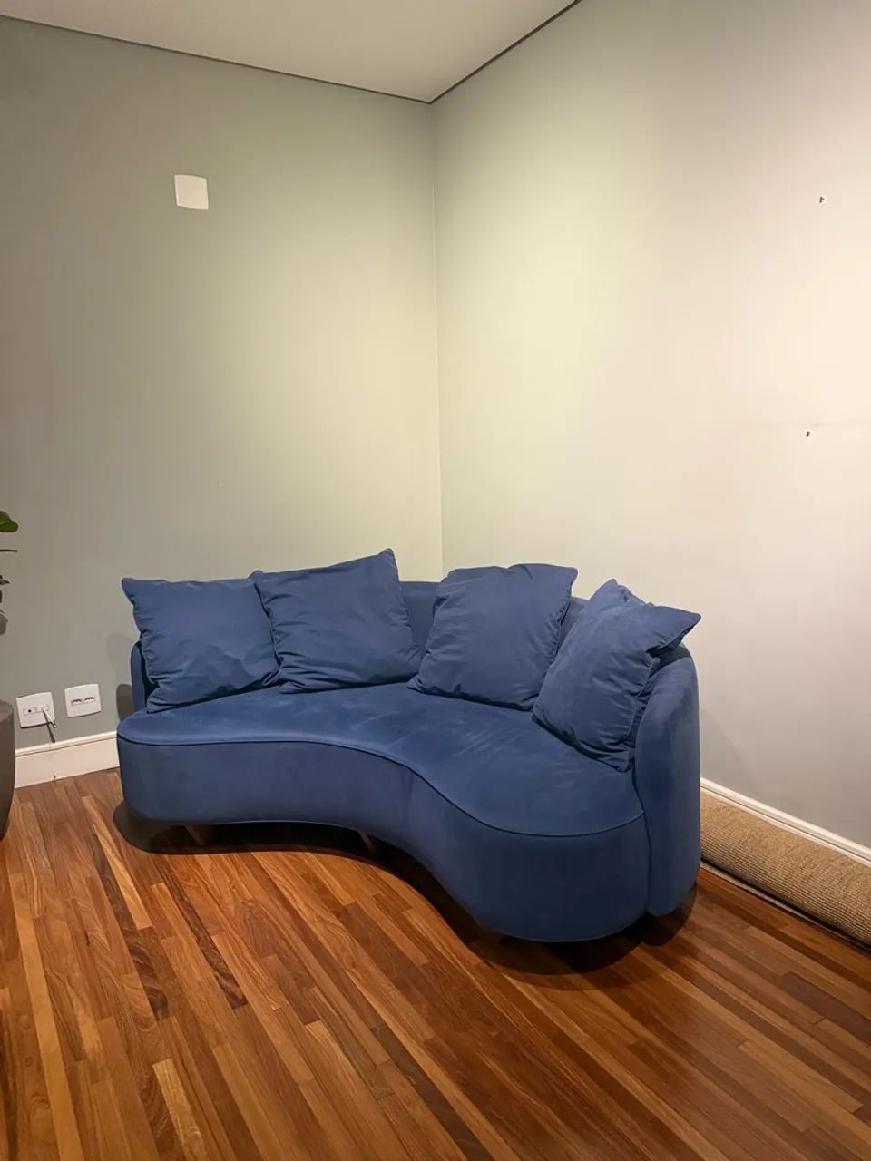 Sofá Líder curvo azul - design orgânico + almofadas - Foto 4