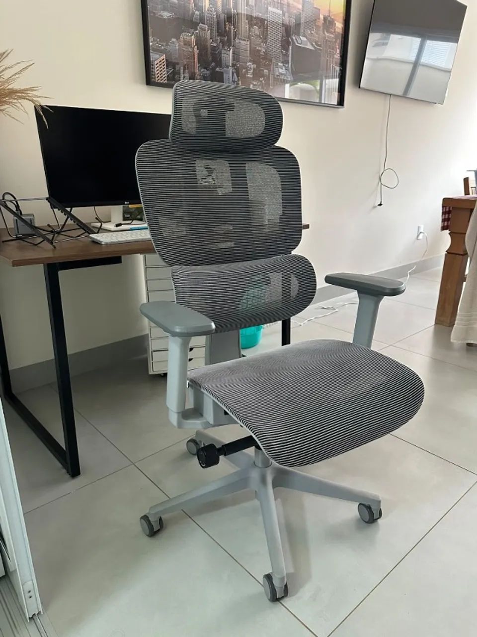 Cadeira Ergonômica Elements Sophy usada por 6 meses