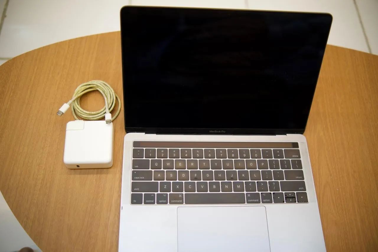 MacBook Pro 13? 2017 Touch Bar - Bateria 90% - Excelente estado - Foto 4