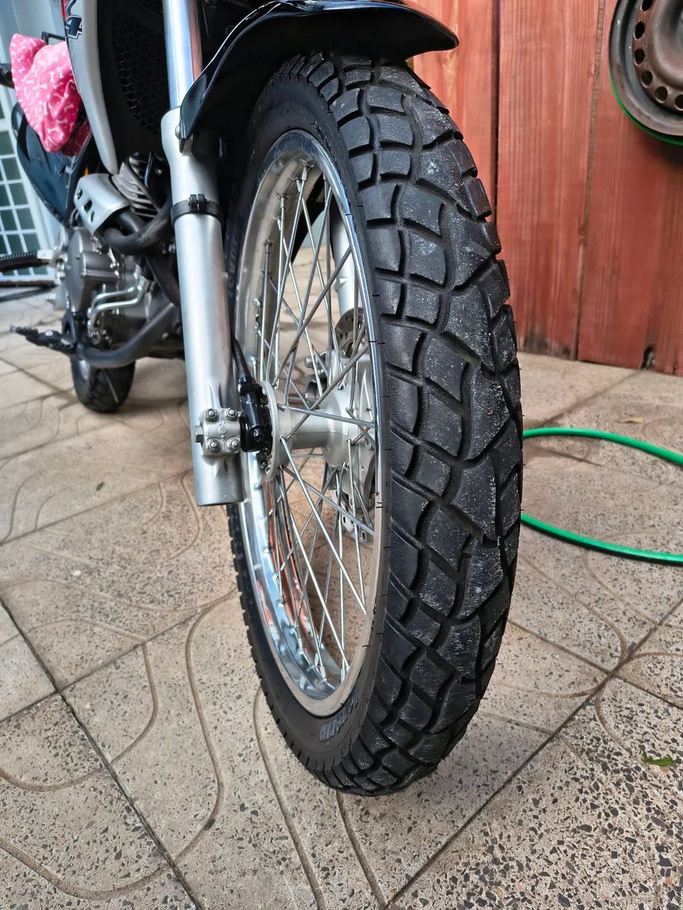 Pneus Levorin para moto Falcon dianteiro e traseiro 