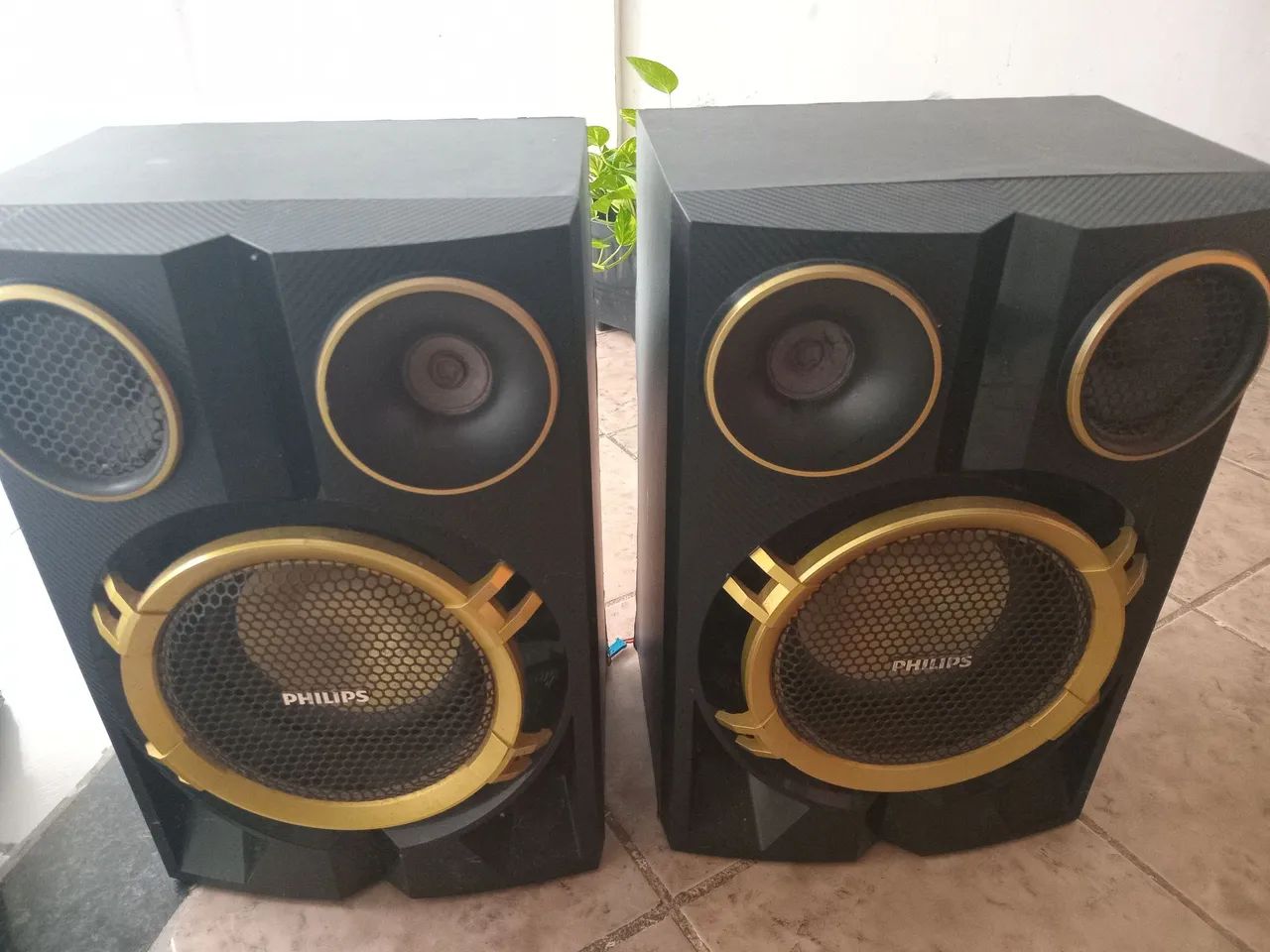 Duas caixas de som em perfeito funcionamento 