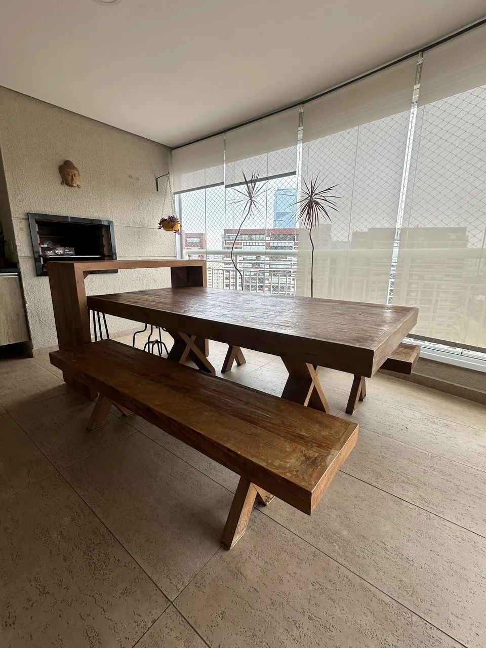 Mesa de madeira com bancos e aparador