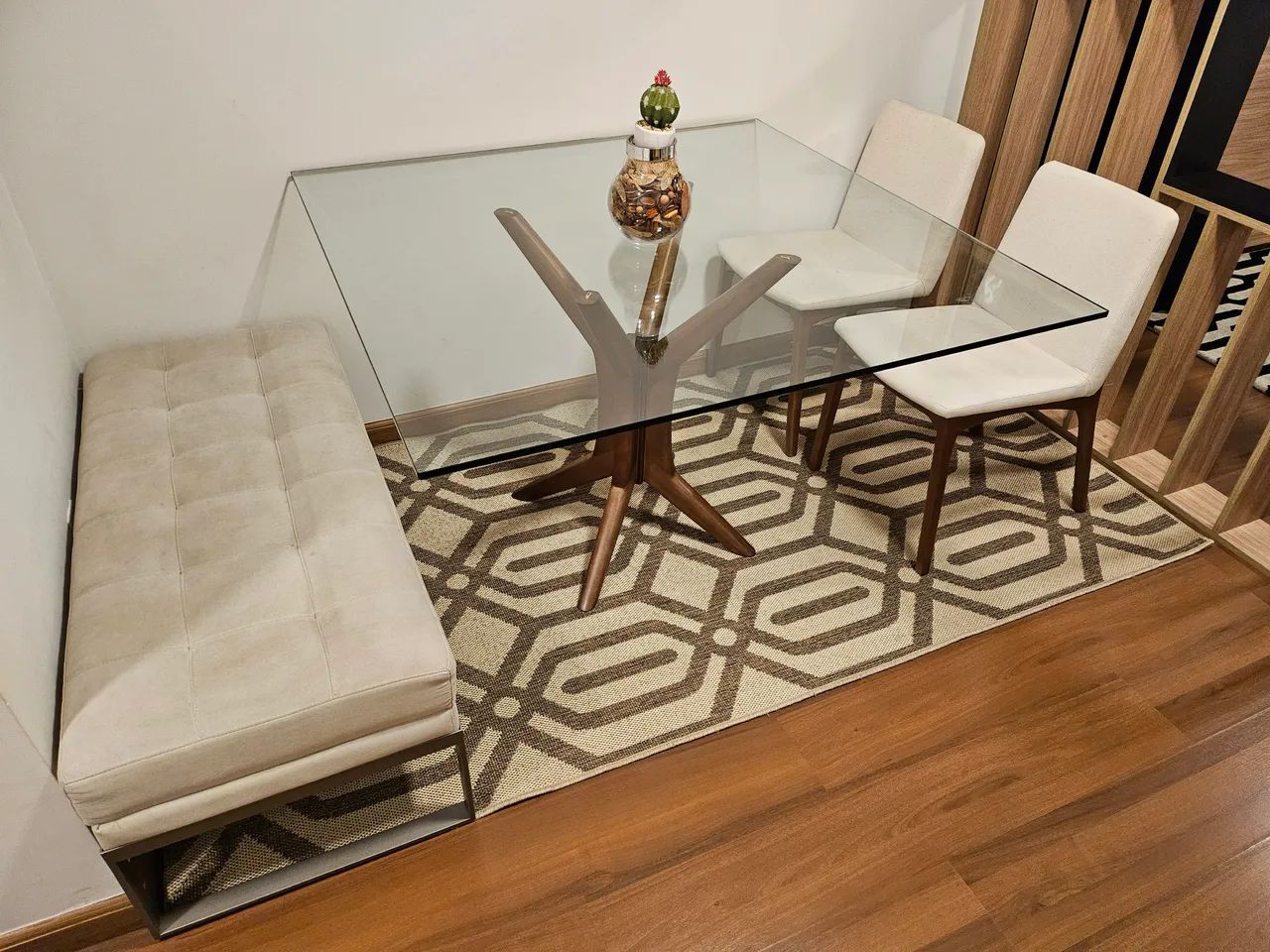 Sala de jantar premium, mesa, cadeiras, banco e tapete