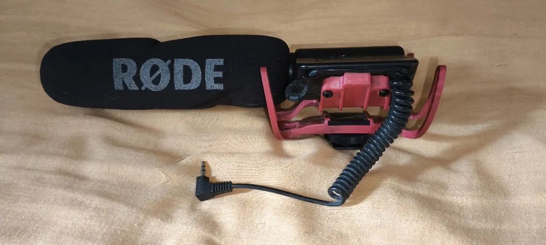Microfone Direcional RØDE VideoMic com Suporte Rycote Lyre