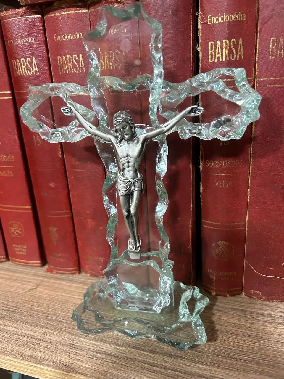 Crucifixo em cristal com Jesus Cristo em metal - Foto 3