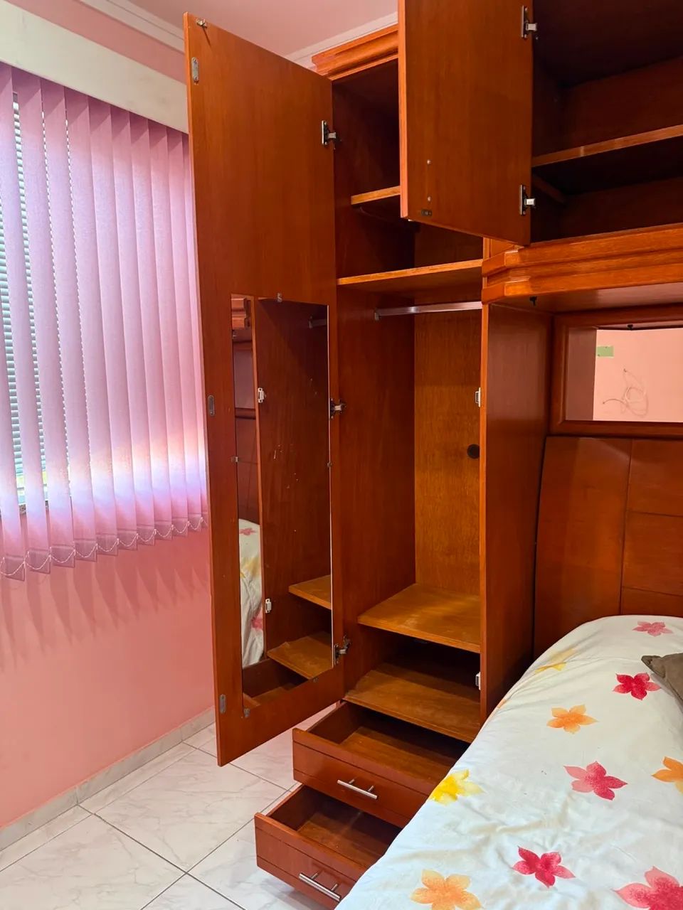 Vendo guarda roupa casal madeira  - Foto 5