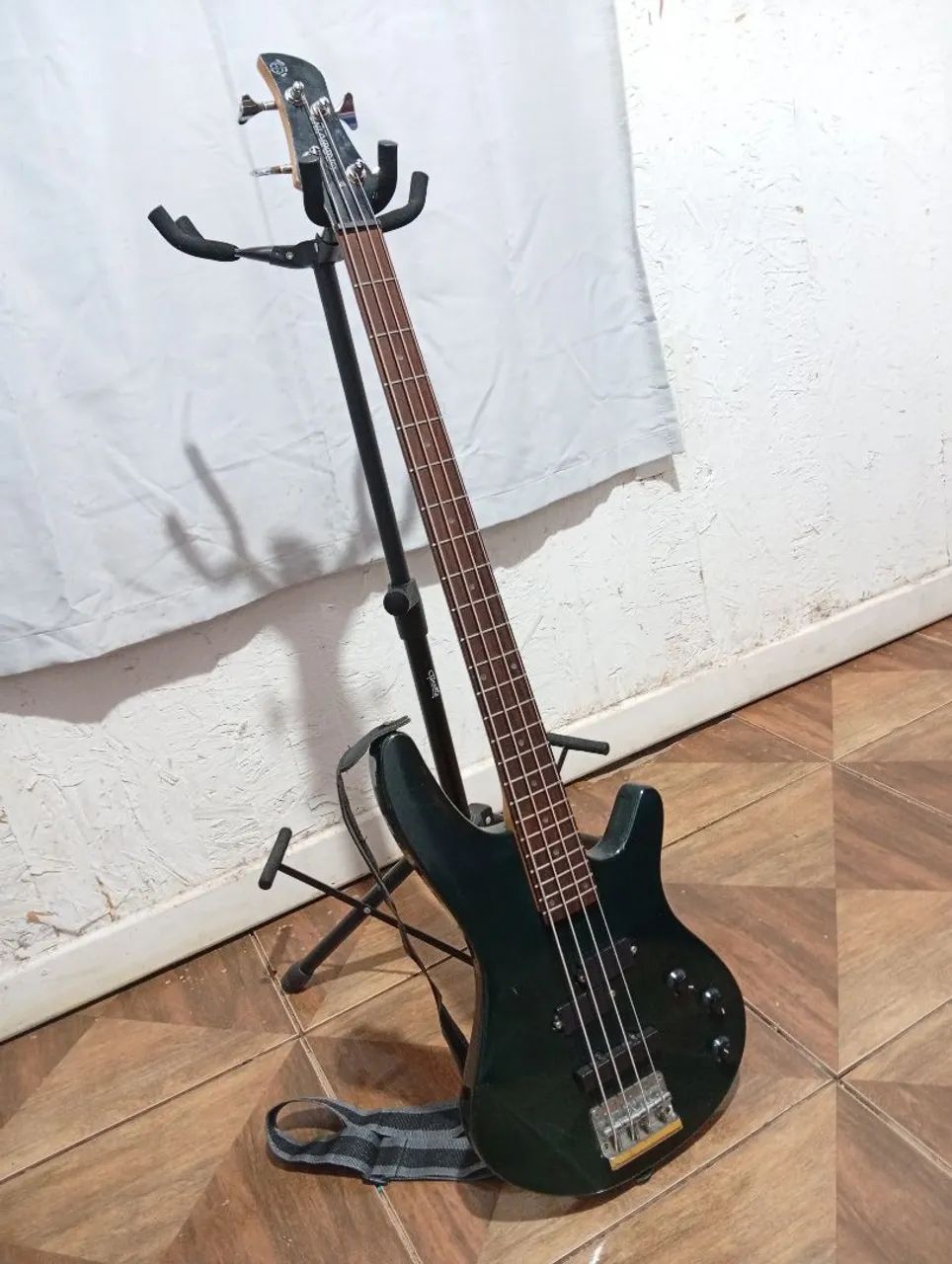 Baixo 4 cordas Groovin com acessórios