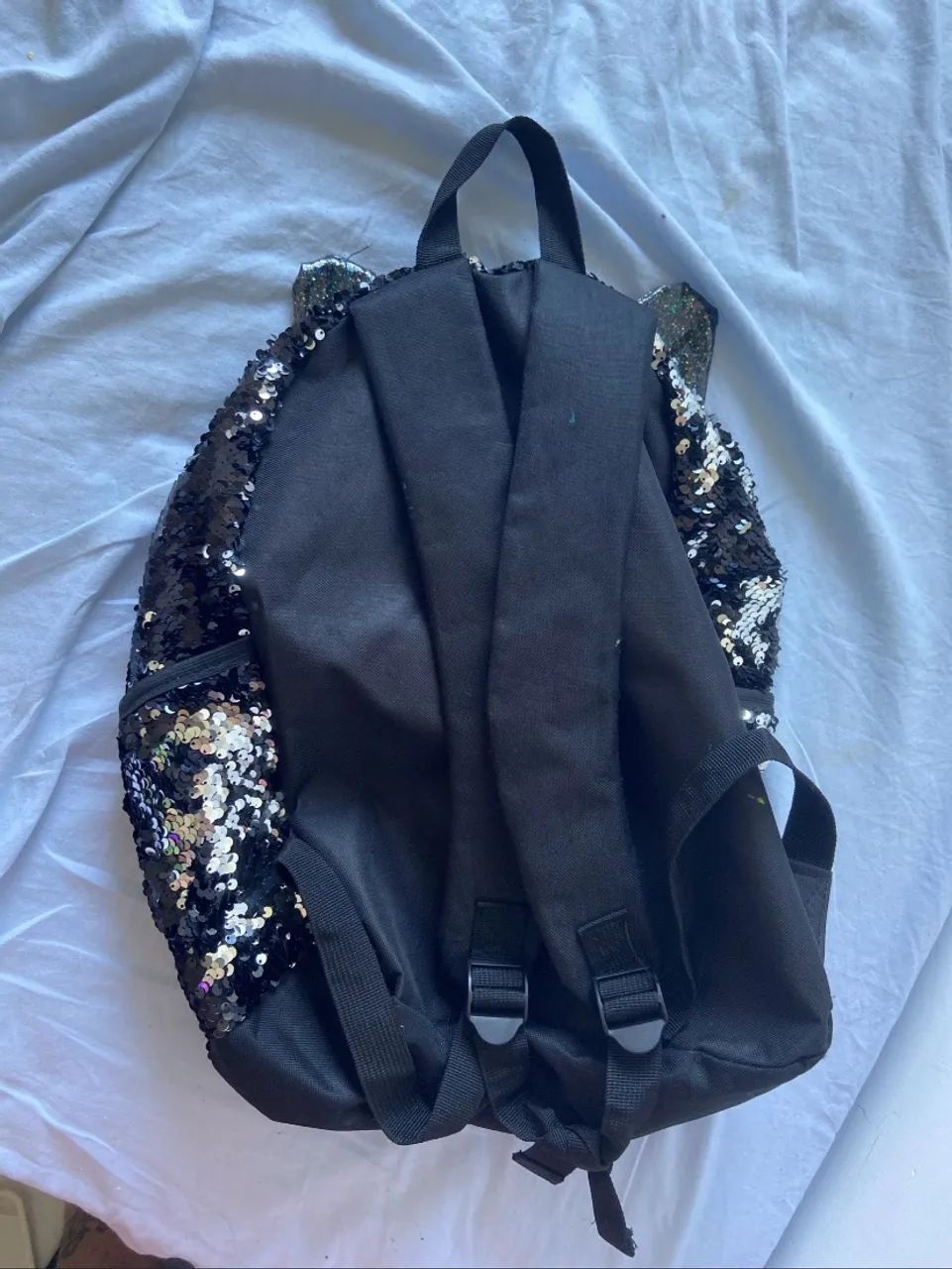 Mochila de cachorrinho com lantejoulas pretas e prateadas - Foto 2