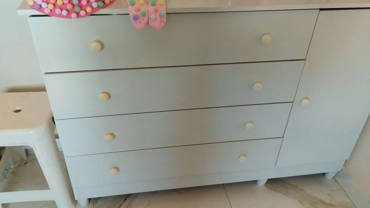 Cômoda 4 gavetas ,e uma porta 