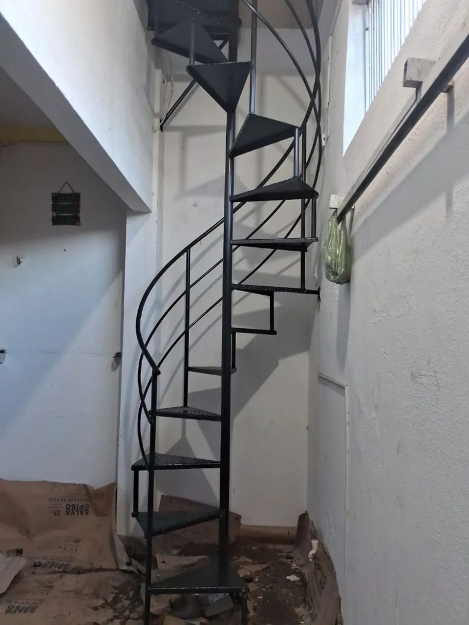 Escada caracol 600 reais nova  - Foto 5