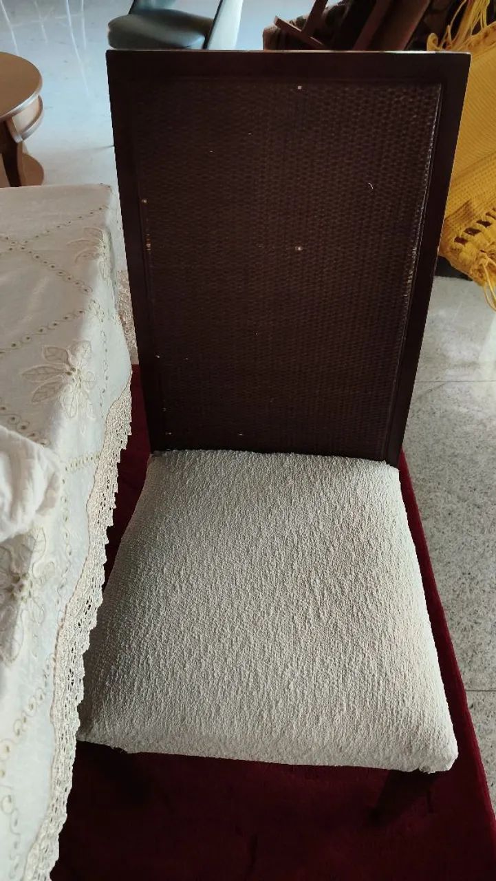 Vende-se mesa de jantar com 6 cadeiras.