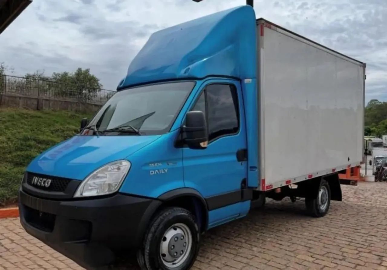 Iveco Daily 35s14 Baú 2017