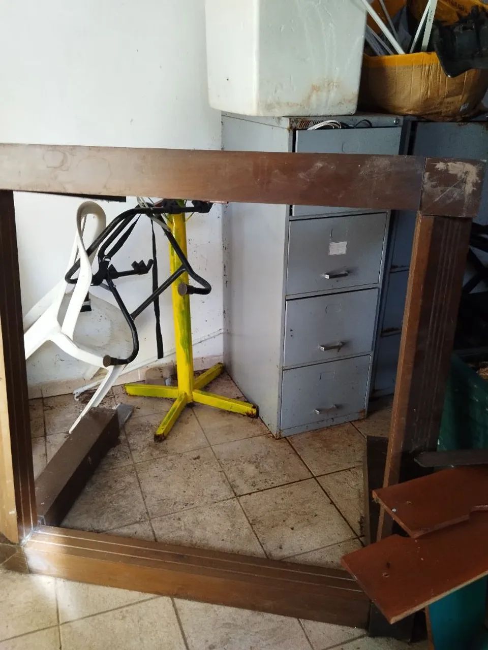 Pe de mesa de madeira 