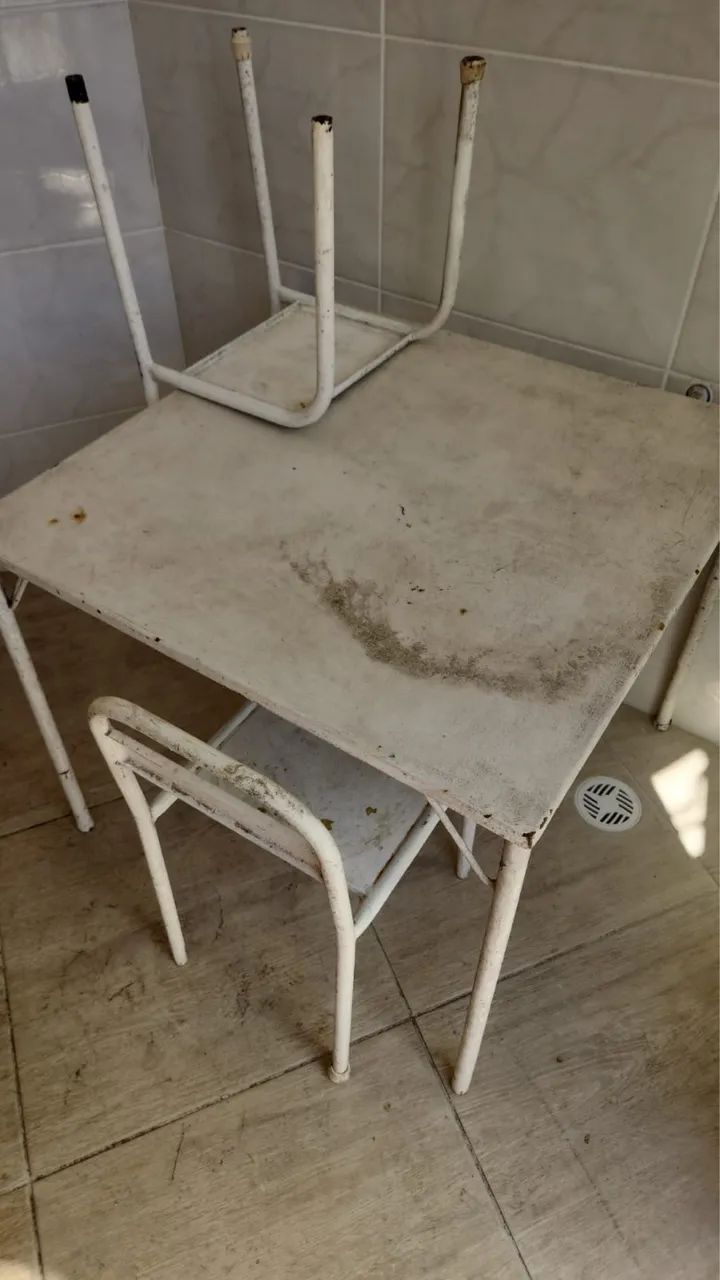 Mesinha infantil de ferro com 2 cadeirinhas
