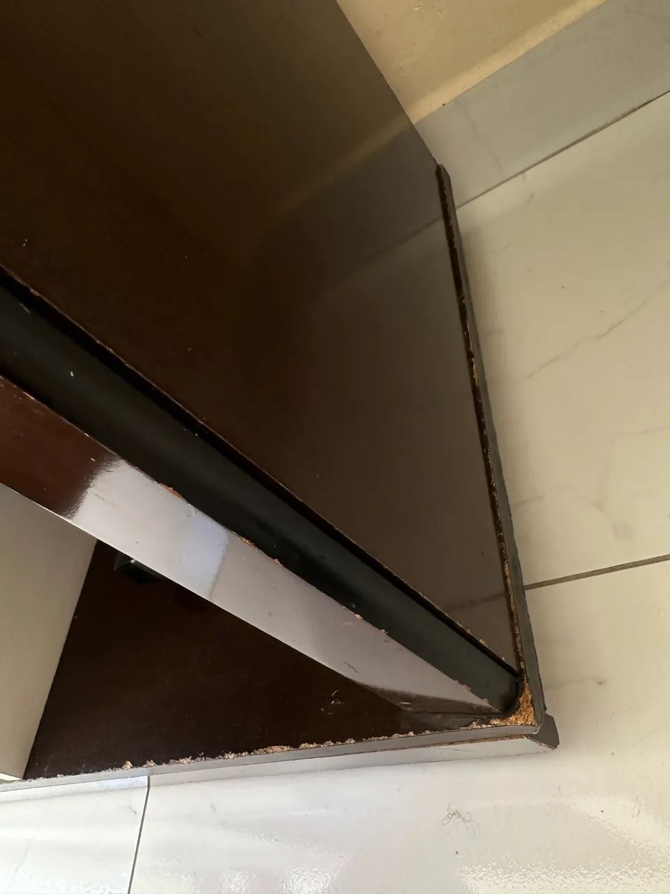 Rack para TV de madeira marrom com nichos - Foto 4