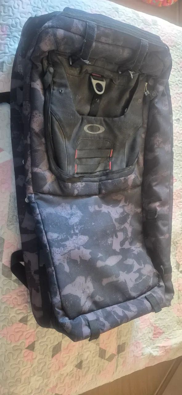 Mala de viagem oakley gear bag camuflada. Resistente e bonita - Foto 4