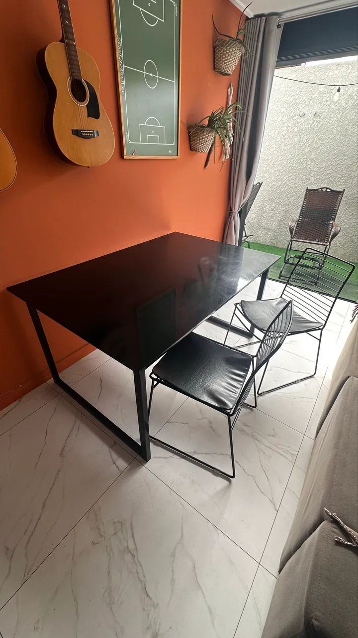 Mesa preta laqueada 1,50m x 1,00m + 2 cadeiras