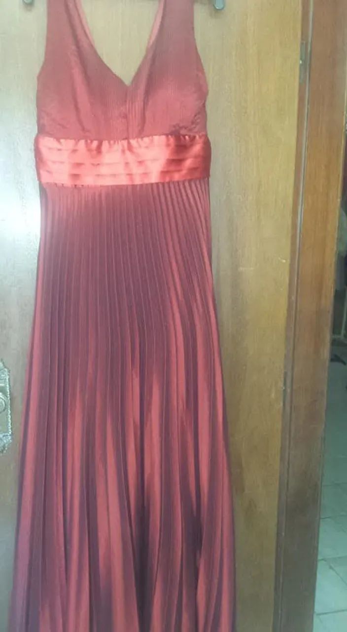 Vestido bordô plissado com echarpe 