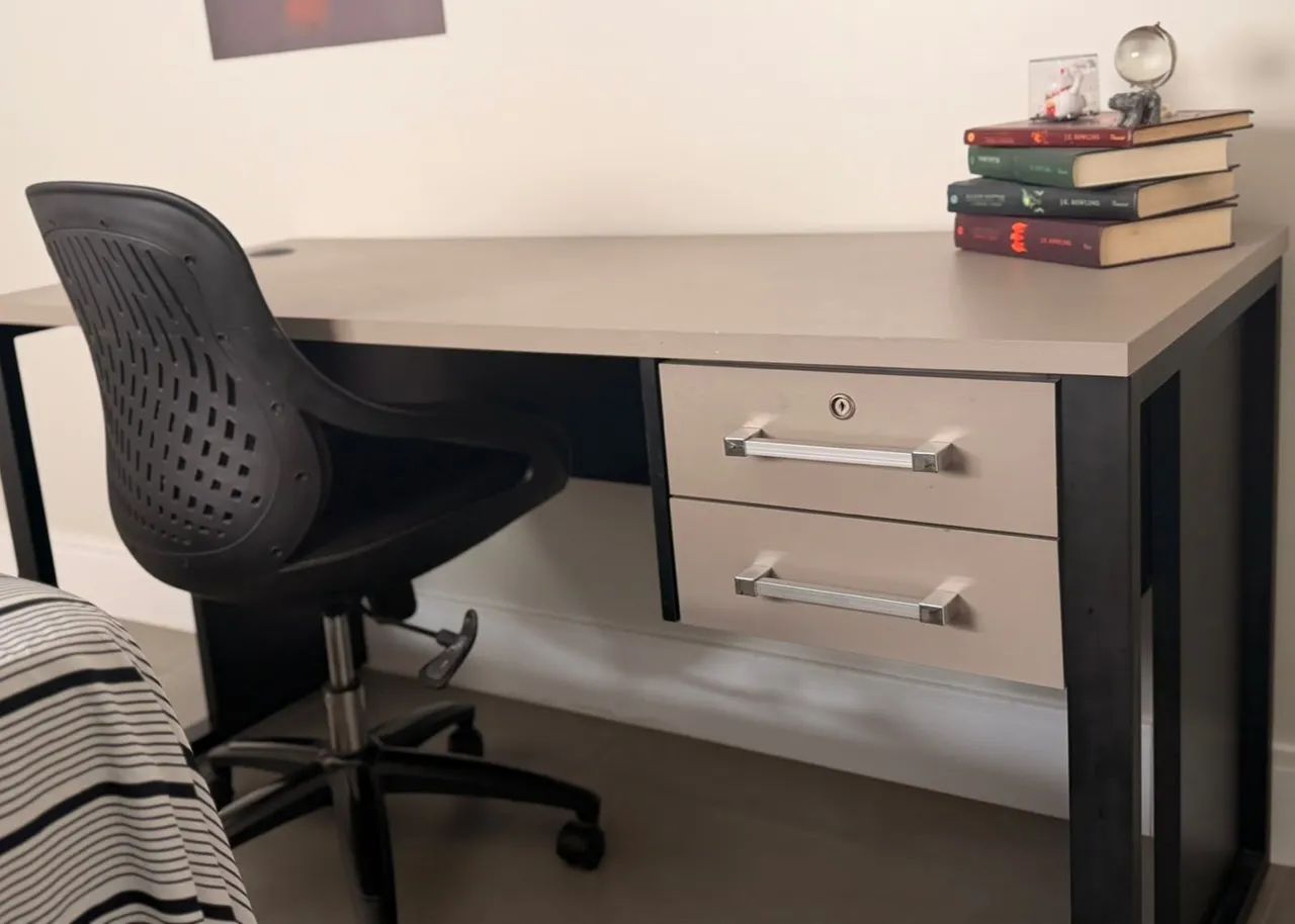 Mesa para escritório/ Escrivaninha 