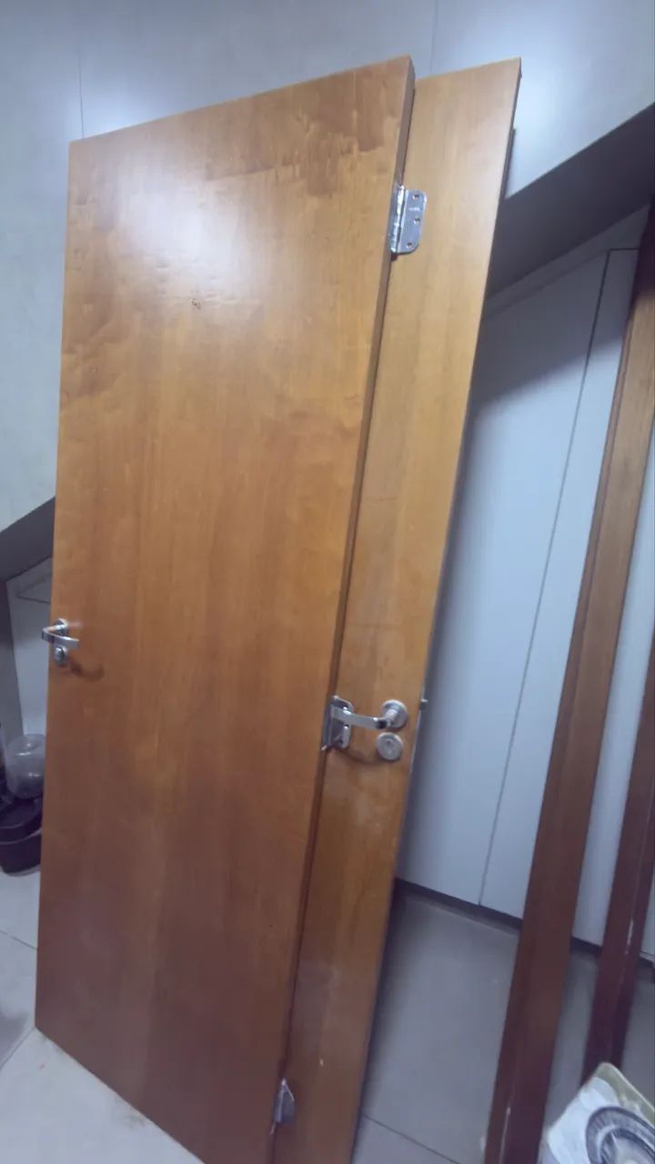 Vende-se Porta Madeira com portal, fechadura e dobradiças. 2,10x 0,70
