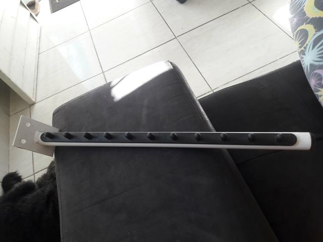 Suporte de parede para bolsas e roupas