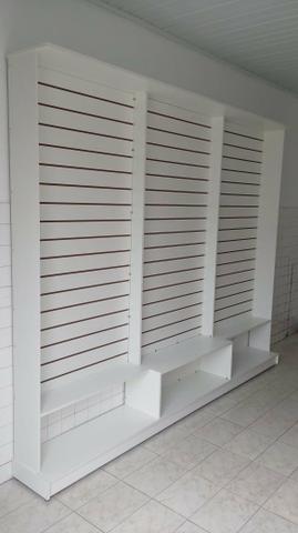 Painel com prateleira