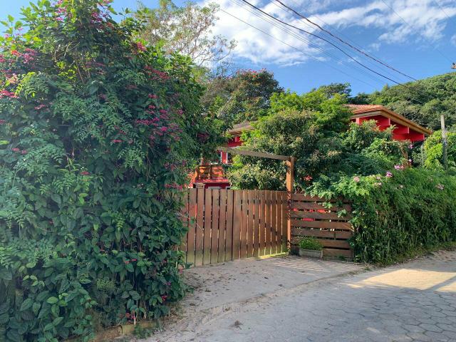 Linda pousada mobiliada, com bela área verde,bem localizada nos ingleses
