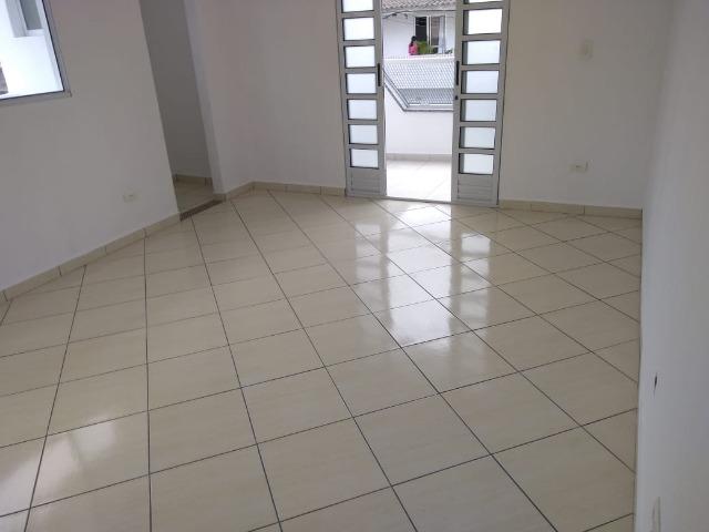 Casa de três dormitórios e sacada