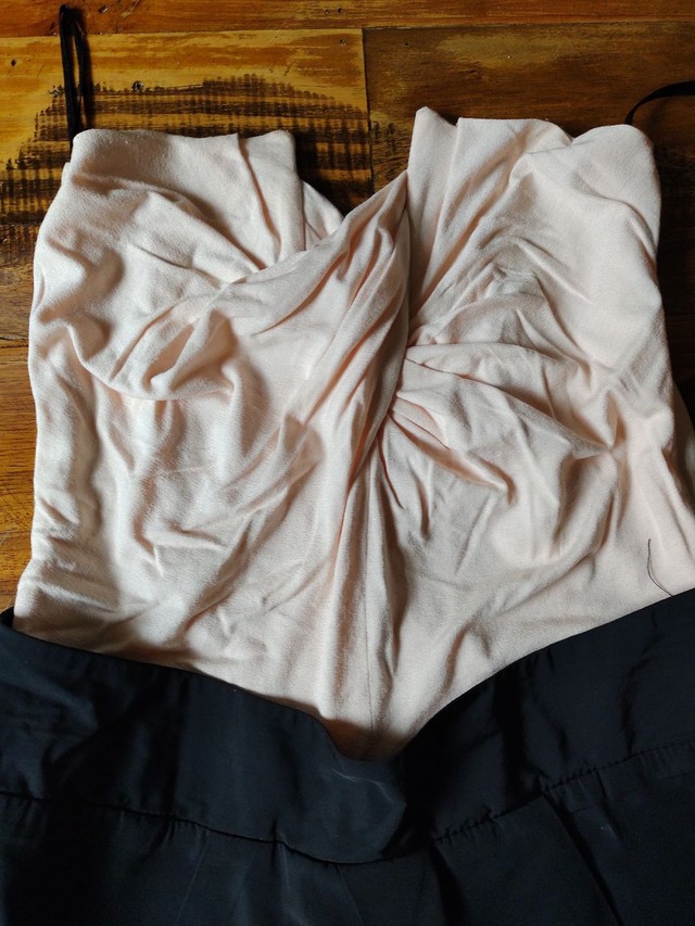Vestido tomara-que-caia bicolor, com detalhe de torção no decote. - Foto 2